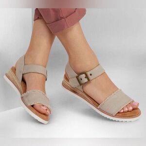 Bob’s by Skechers Taupe Canvas Strappy Velcro Platform Sandals Size 7 New!